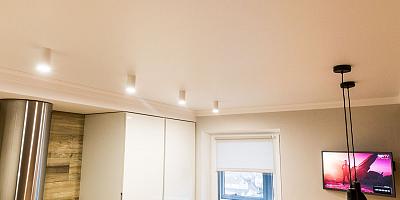 Сатиновый натяжной потолок белого цвета на кухню 7 кв.м
