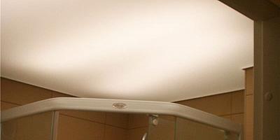 Светопроводящий натяжной потолок в ванную 4 кв.м