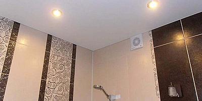 Белый сатиновый натяжной потолок в ванную 5 кв.м.