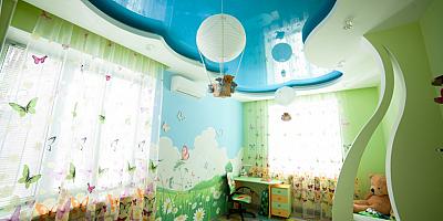 Двухуровневый цветной натяжной потолок в детскую 6 кв. м